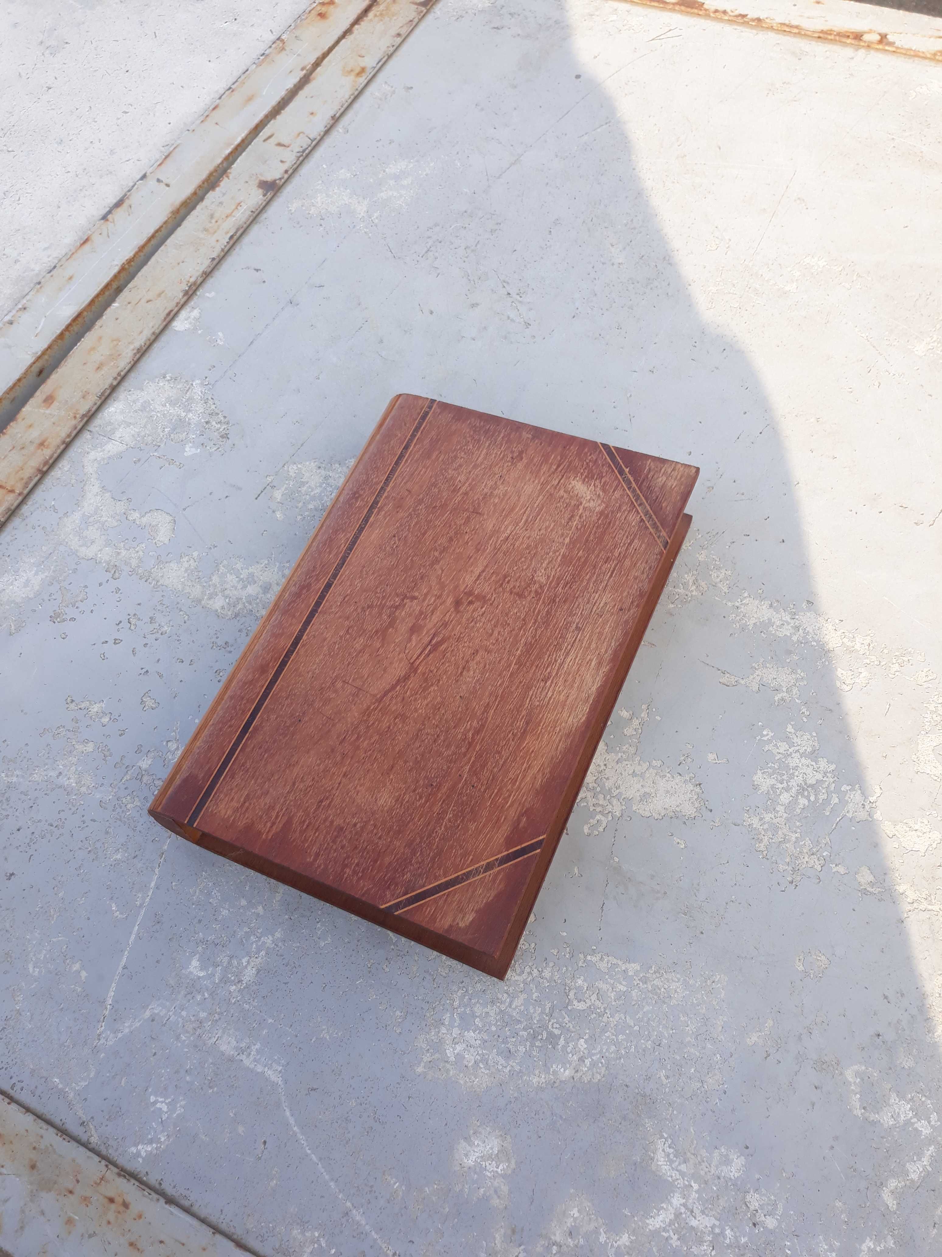 Caseta lemn in forma de carte
