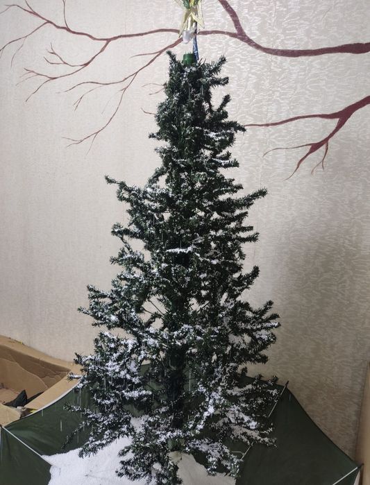 Ёлка с падающим снегом