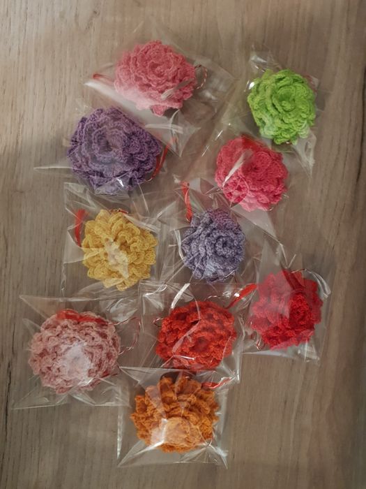 Flori crosetate - brose mărțișor