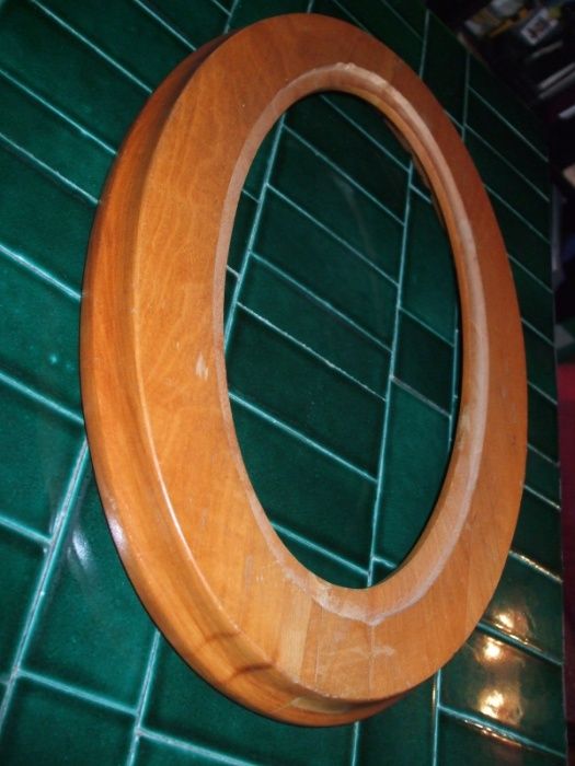 Ramă ovală din lemn sculptat