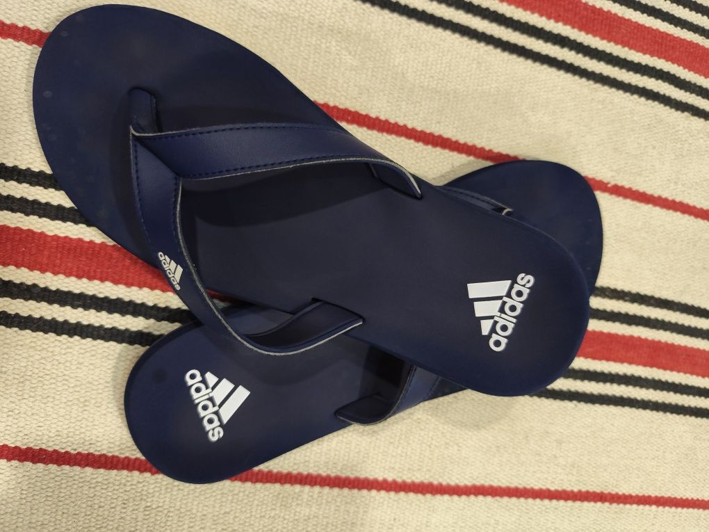 Slapi adidas pentru plaja