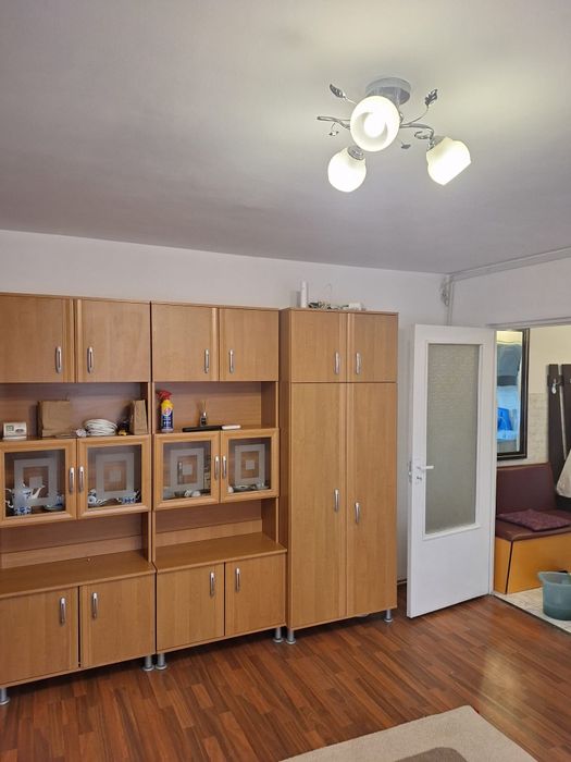 Închiriez apartament cu 2 camere