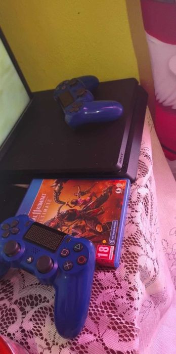 Playstation 4 с две контройлери +2 игри