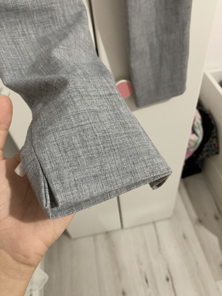 Pantaloni de costum