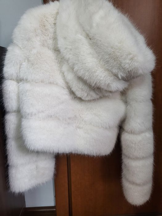 Бяло зимно палто
