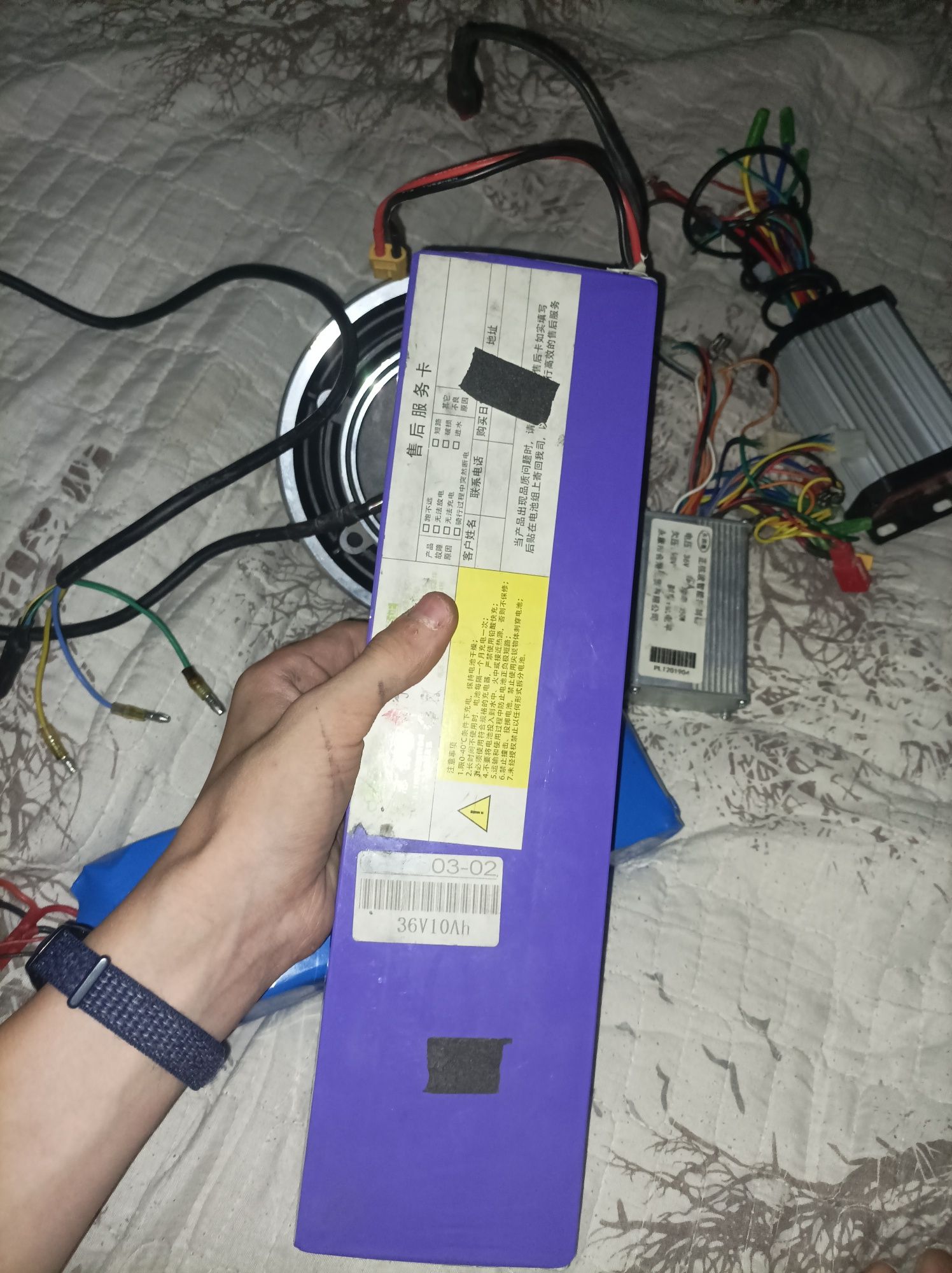 Продам мотор,контроллеры, и 2 акамулятора.