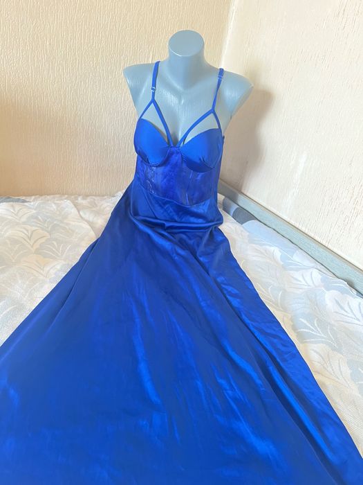 рокля с дължина до пода