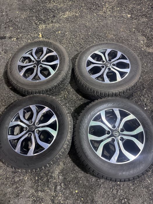 Ниссан диски  с шинами Нокйан р16