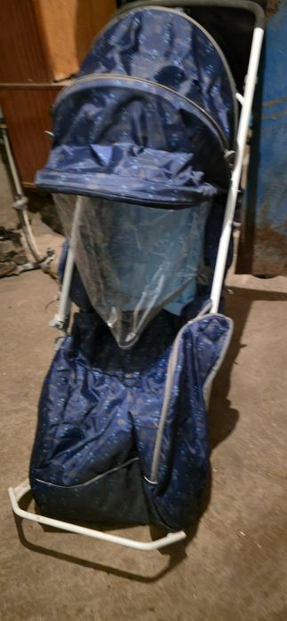 Предлагаем к продаже зимнюю коляску, оснащенную колесами и лыжами.