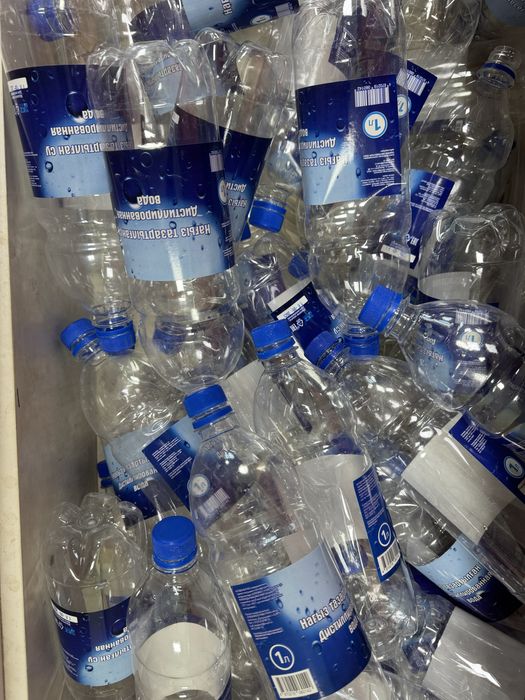 Чистые новые бутулки из под дистиллированной воды