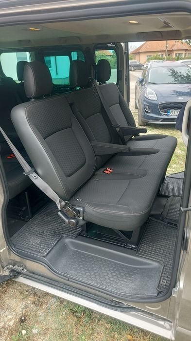 Vand sau schimb  opel vivaro 8+1  euro 6