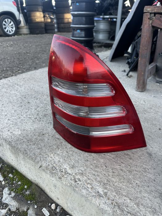 Стоп десен за Мерцедес W203 С classe комби!