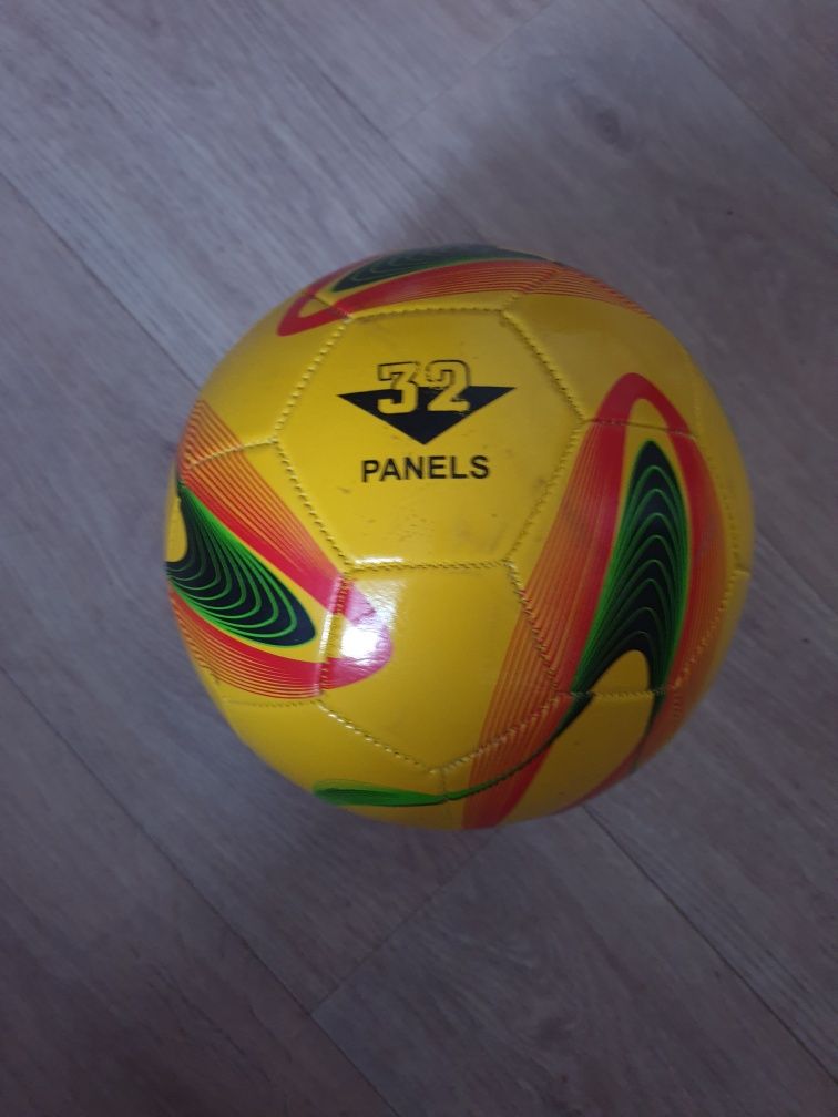 Футбольный мяч Adidas.