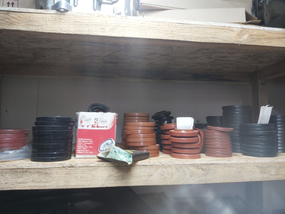 Сальник на КПП на задний хвостовик