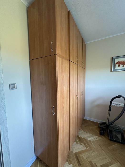 Висок четирикрилен гардероб