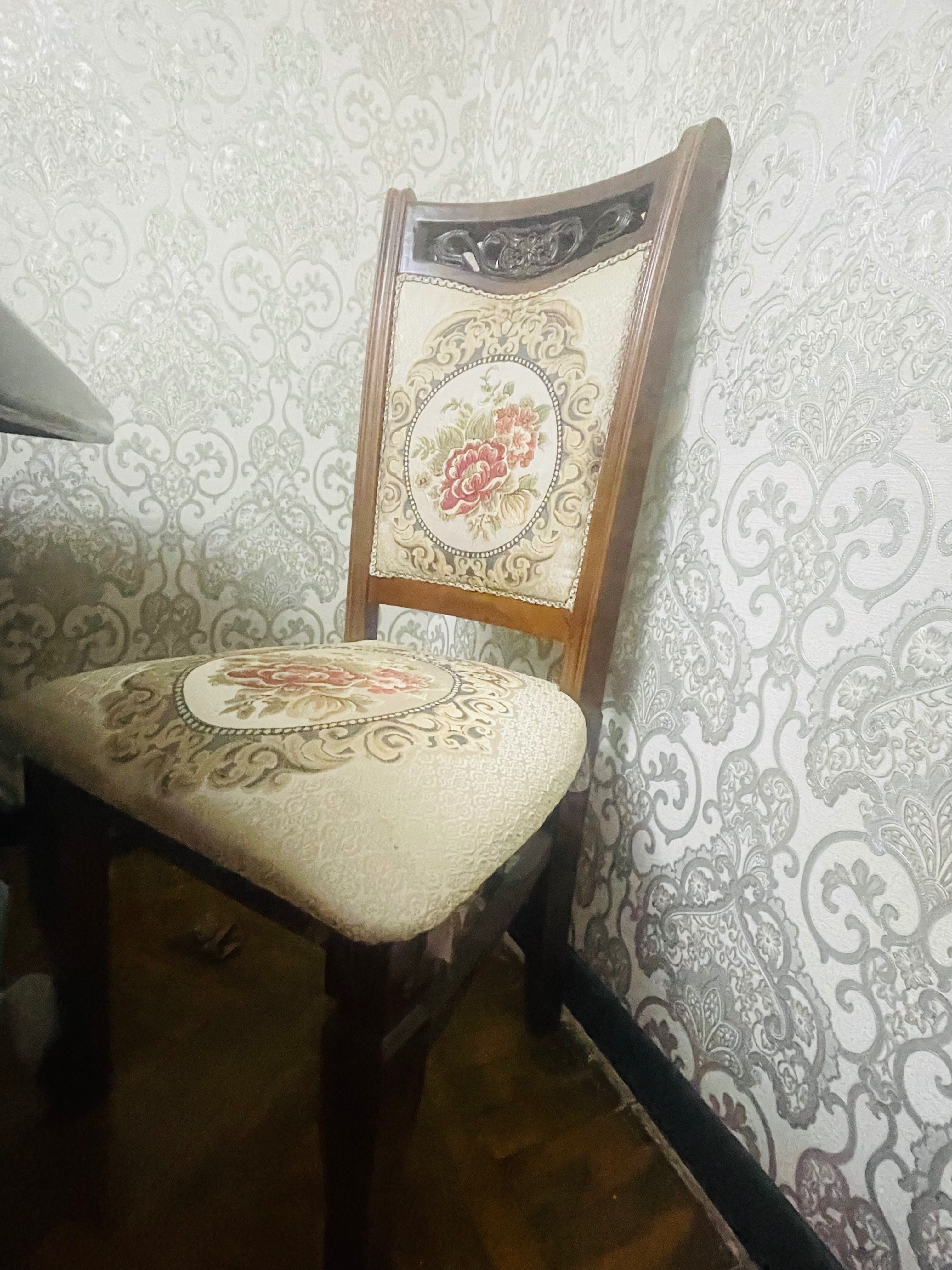 Стол со стульями