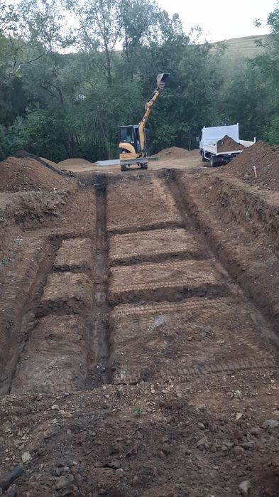 Inchiriez/ Execut săpături cu excavator de 3.5T