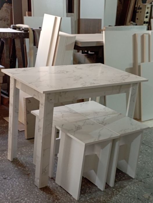 Продам стол и 4 табуретки