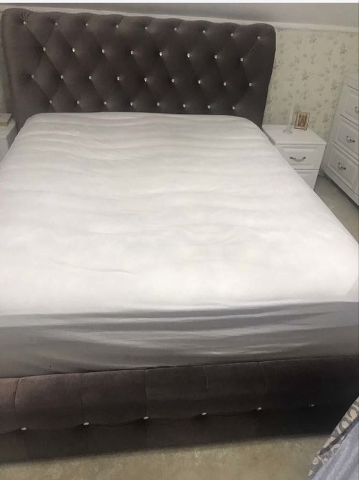 Pat elegant matrimonial și spațiu depozitare de la Lems