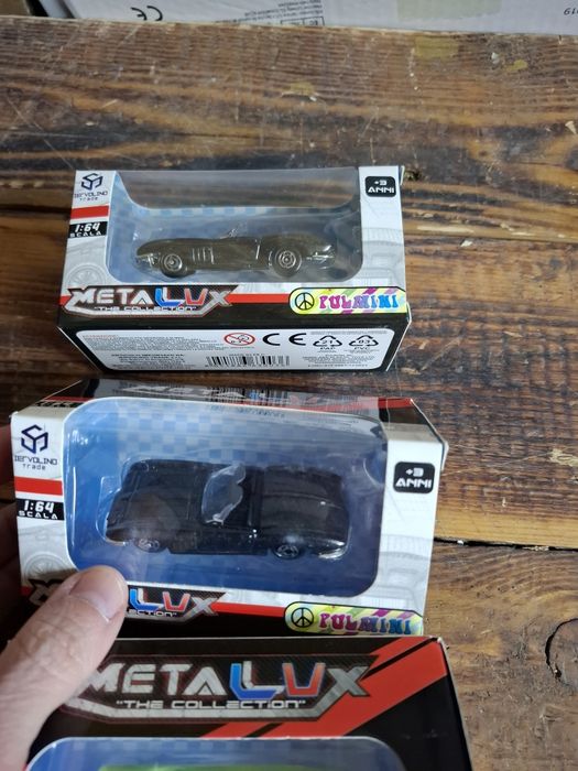 3 броя колички..