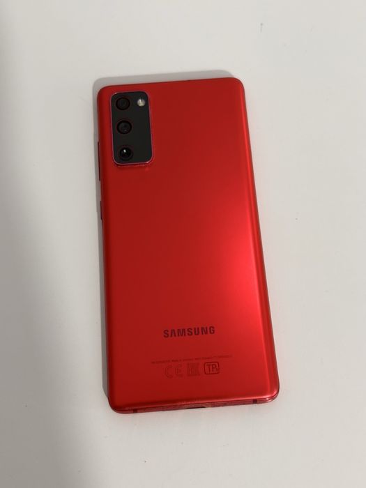 Samsung S20FE в отличном состоянии
