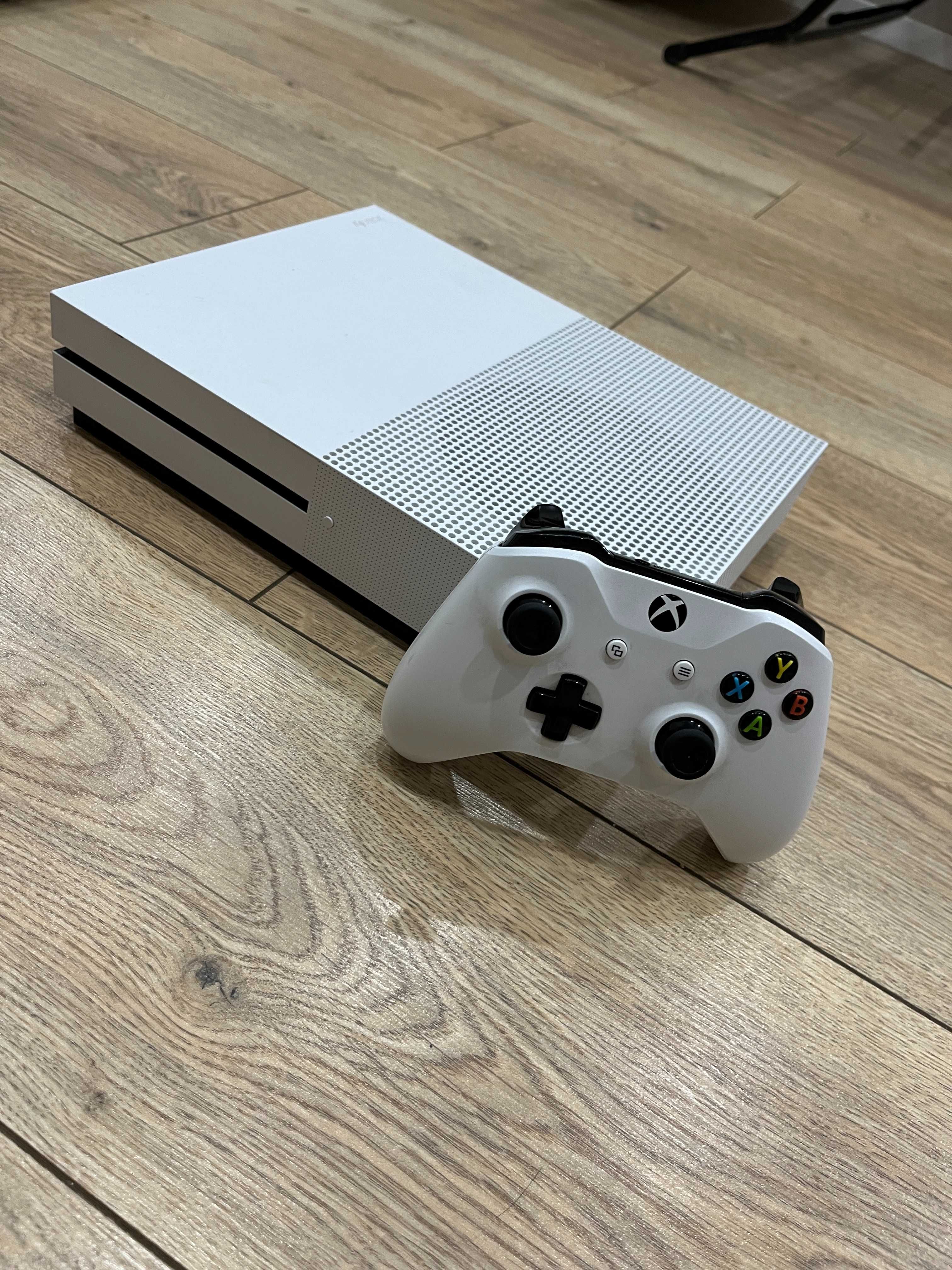 Xbox One S в отличном состоянии + Гейм Пасс Ультимейт на 1 месяц!