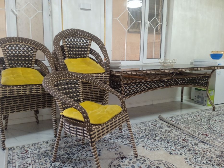 Ратонговый стол со стульями за 200000