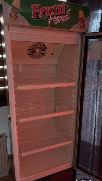 Inchiriez vitrina frigorifica