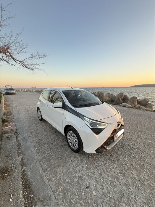 Продавам Тойота Айго / Toyota Aygo / 17к км Navi и камера за задно виж