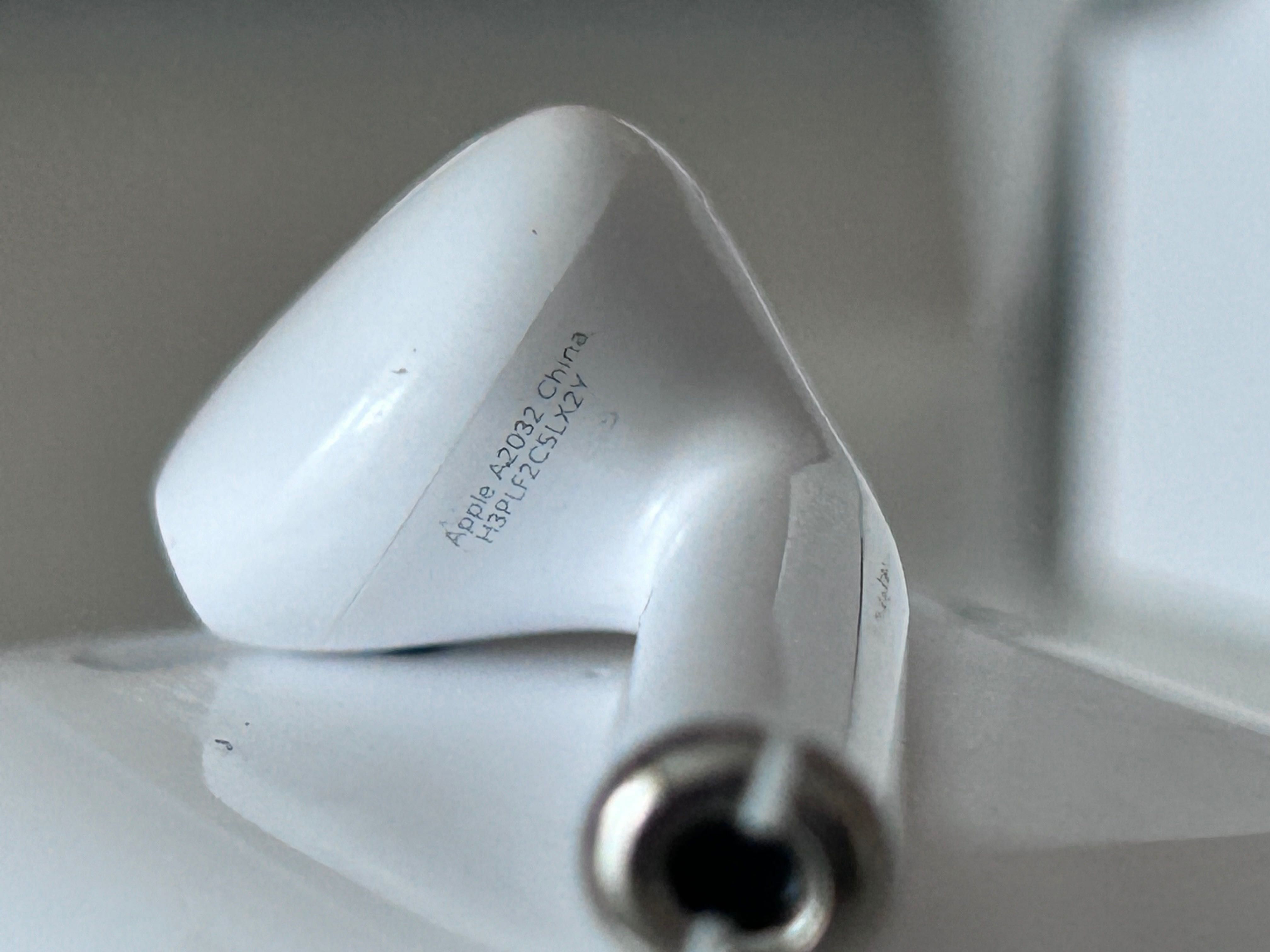 AirPods 2 неразличими от нови