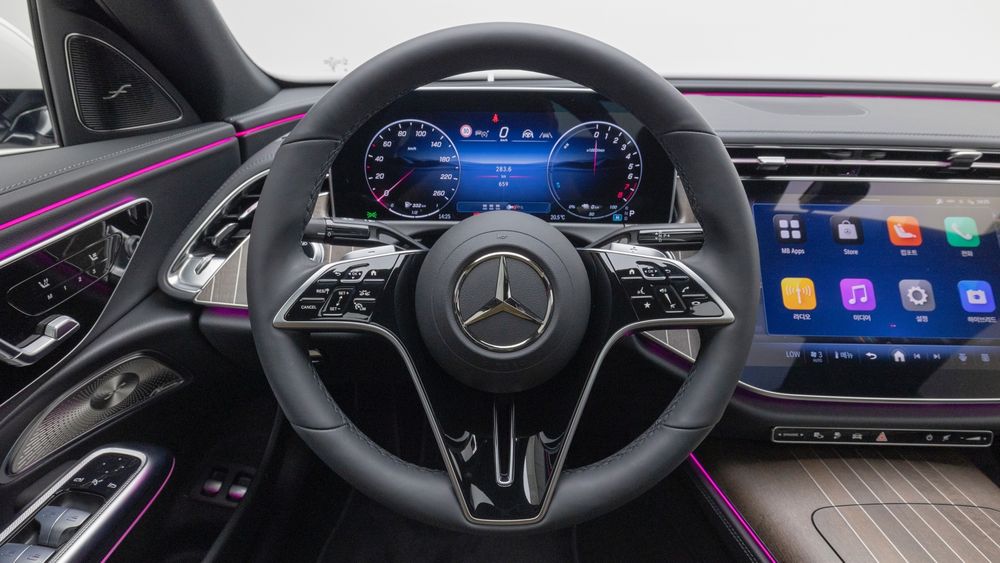 Mercedes-Benz E-Class E350e 4MATIC

85 969 $