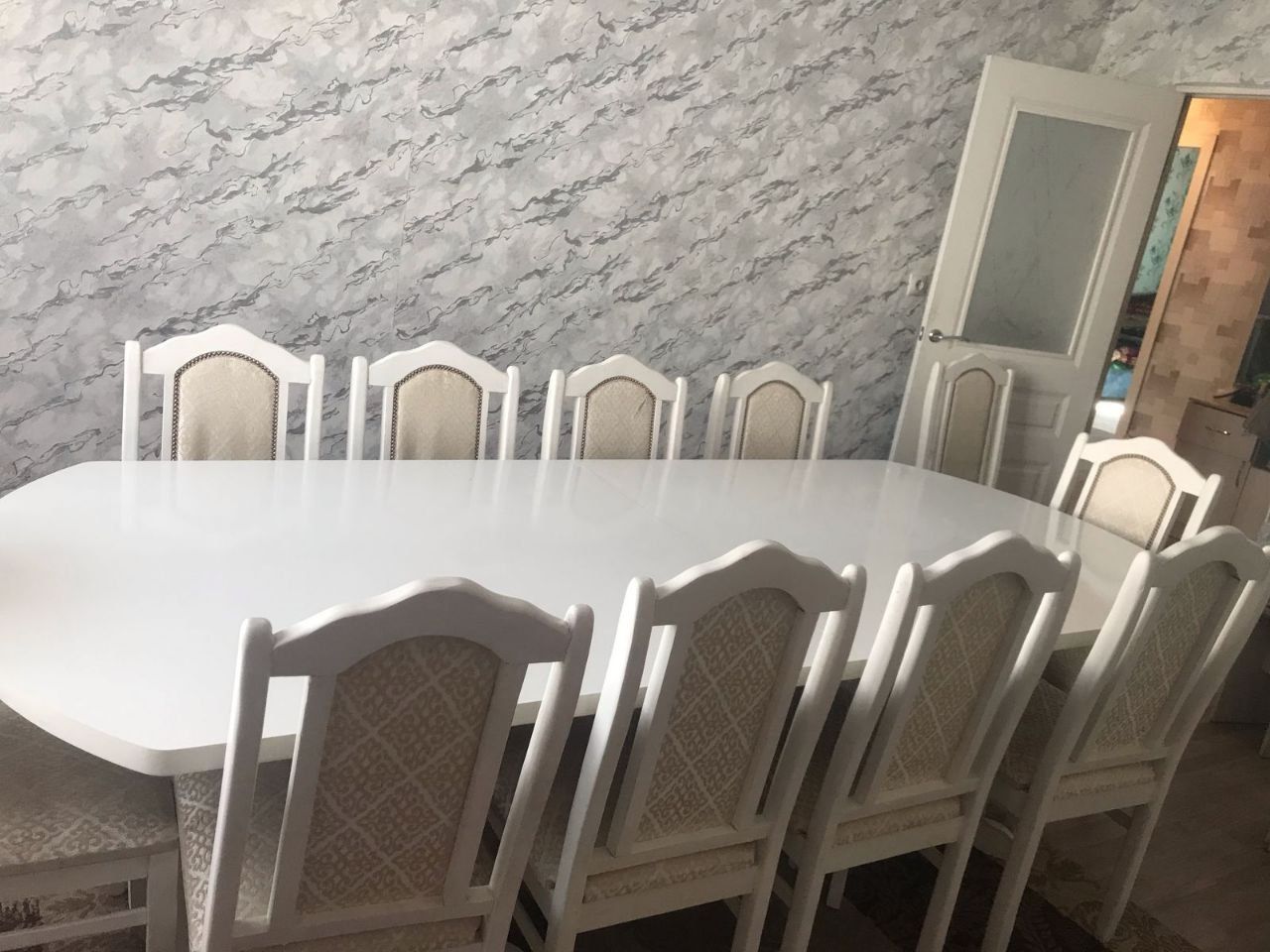 Продам стол со стульями. В комплекте . Отличного качества. В отличном