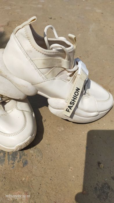 Женская кросовка.