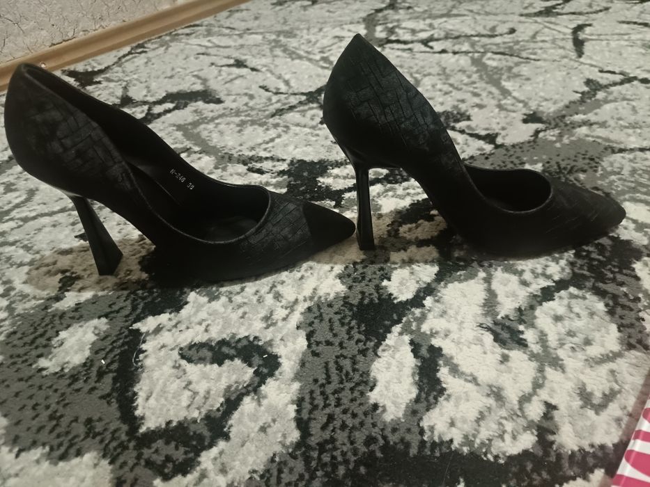 Yangi poshnali oyoq kiyimlar