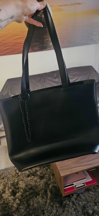 Geantă neagră spațioasă Zara cu lanț – elegantă și practică!