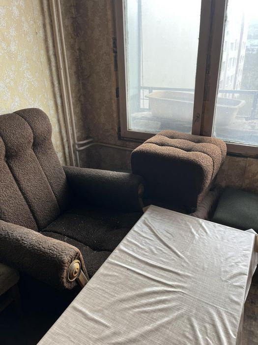 Мебели от дърво и  плоскости запазени