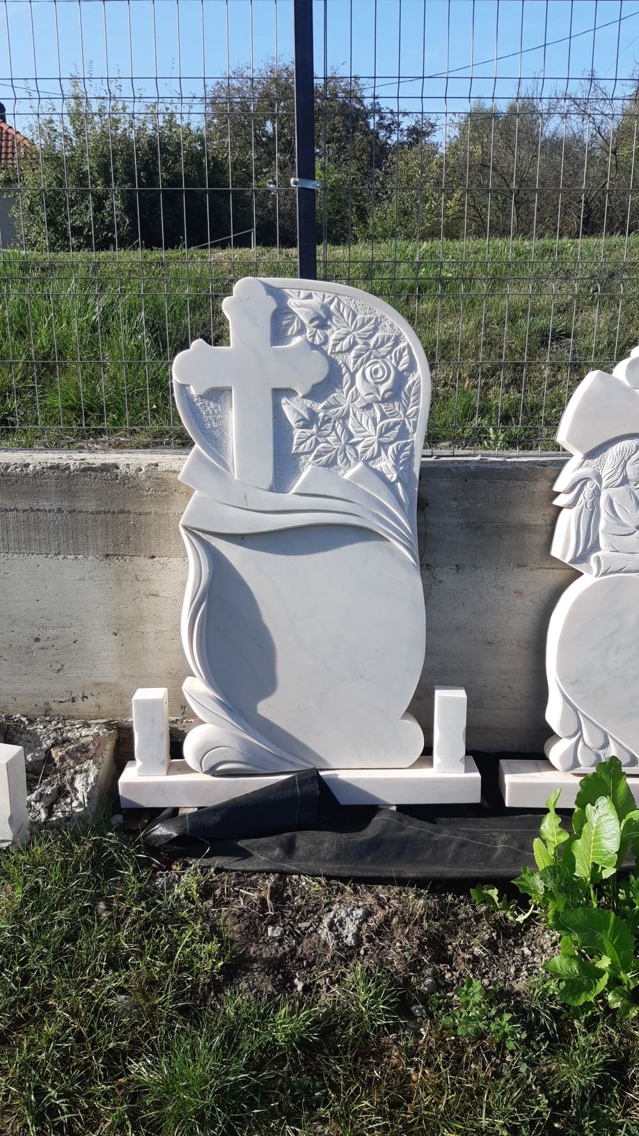 Vând monumente funerare / cruci marmură /prețuri reduse.