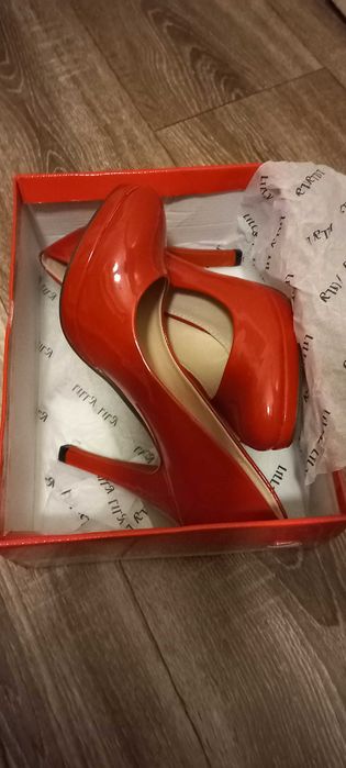 Дамски обувки с висок ток, в червен и черен цвят