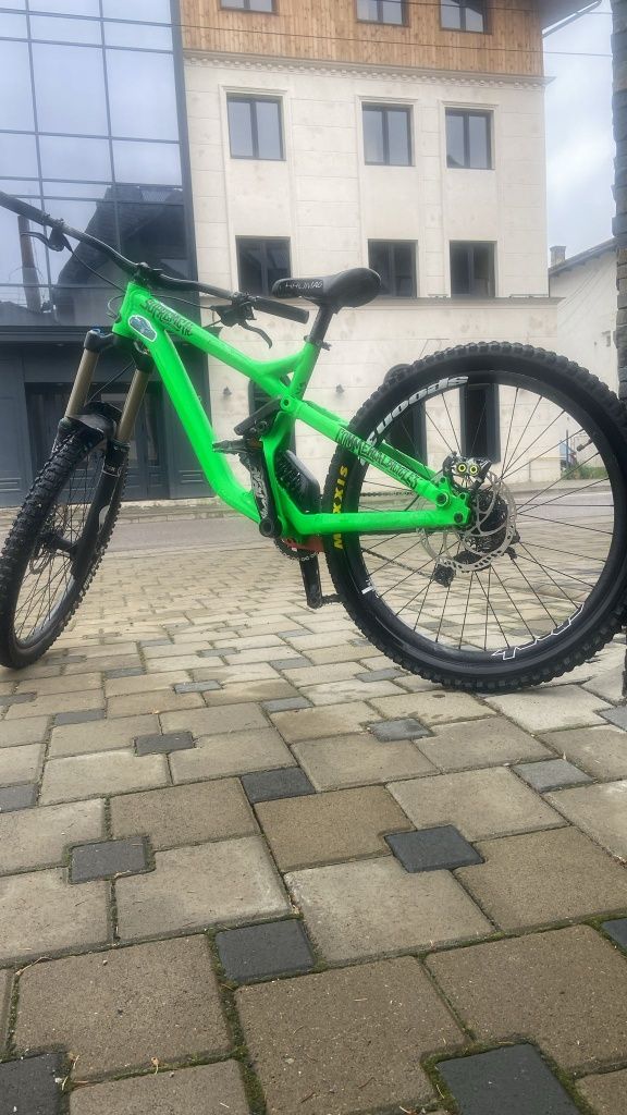 Vând bicicleta full suspension