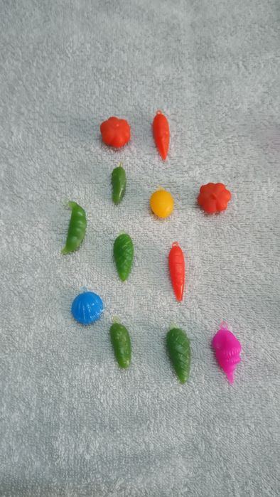 Продаются ёлочные игрушки для маленькой елки