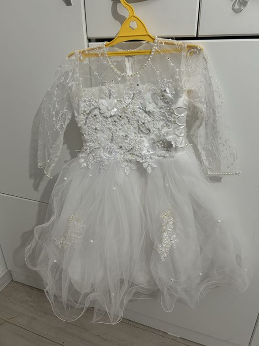 Қыздарға ақ көйлек сатылады