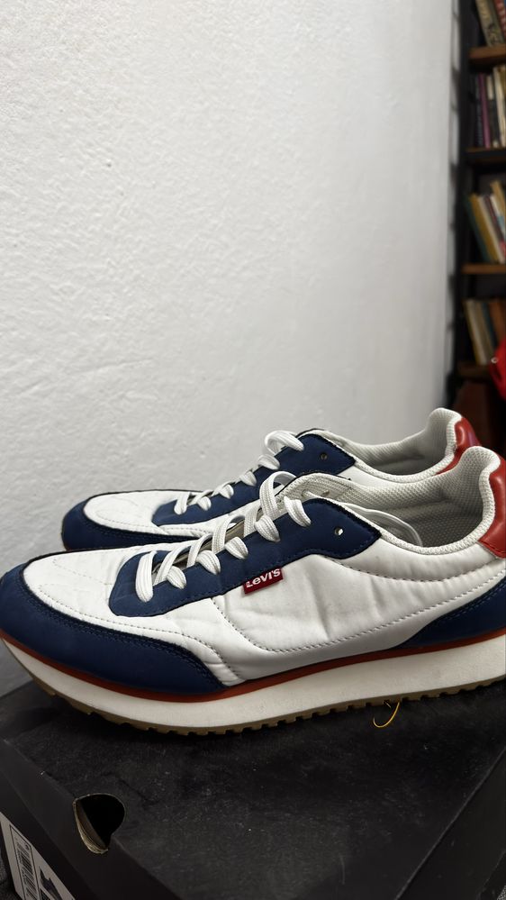 Продавам маратонки Levis