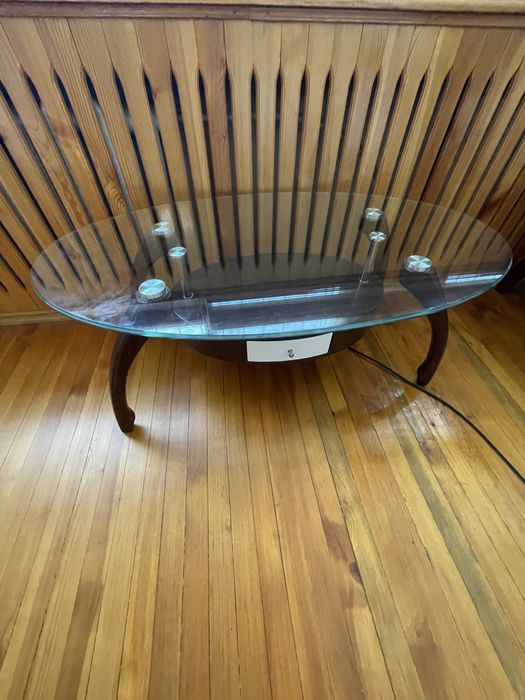 Журнальный столик сотилади.