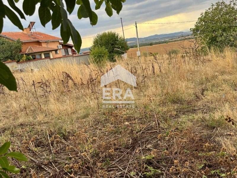 Равен и слънчев парцел в село Стамболово