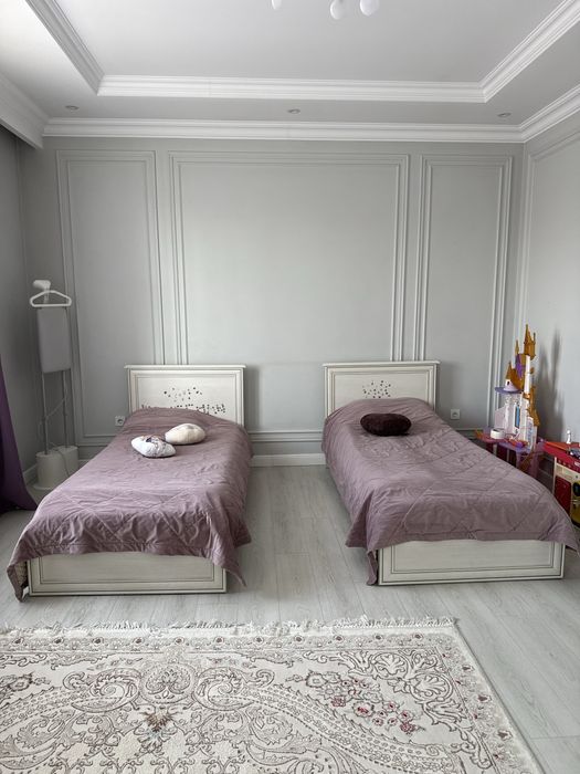 Односпальная кровать, шкаф