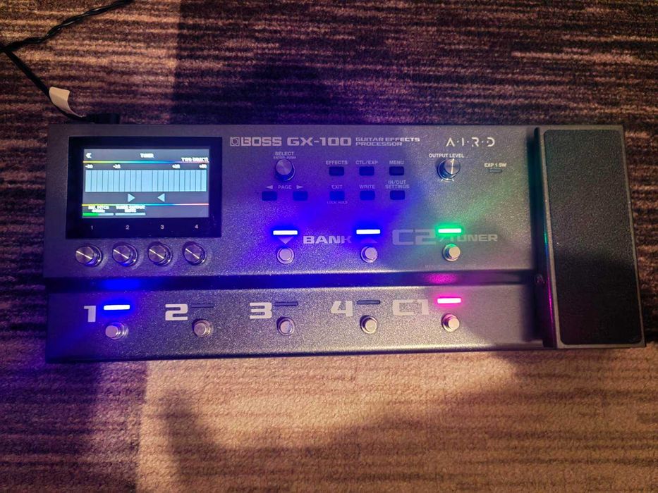 Продавам китарен процесор Boss GX-100 + подаръци