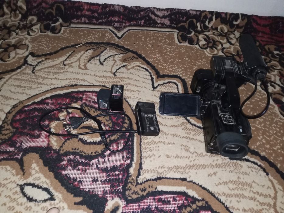 Camera sotiladi 2ta batteryka 1 ta zaryatchik xotira 96gb.Mikrafonibor