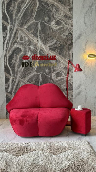 Креативный диванчик ГУБЫ красивый и удобный.