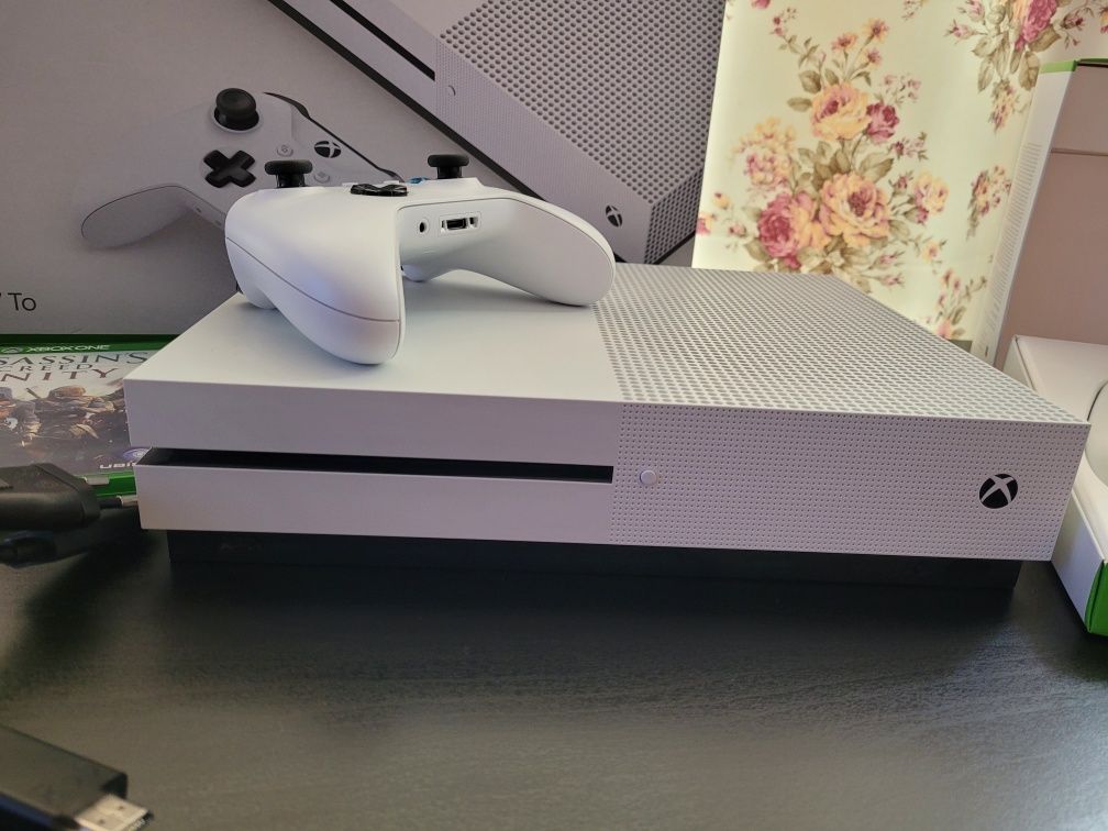 Xbox One S 1TB Nou + 2 controllere