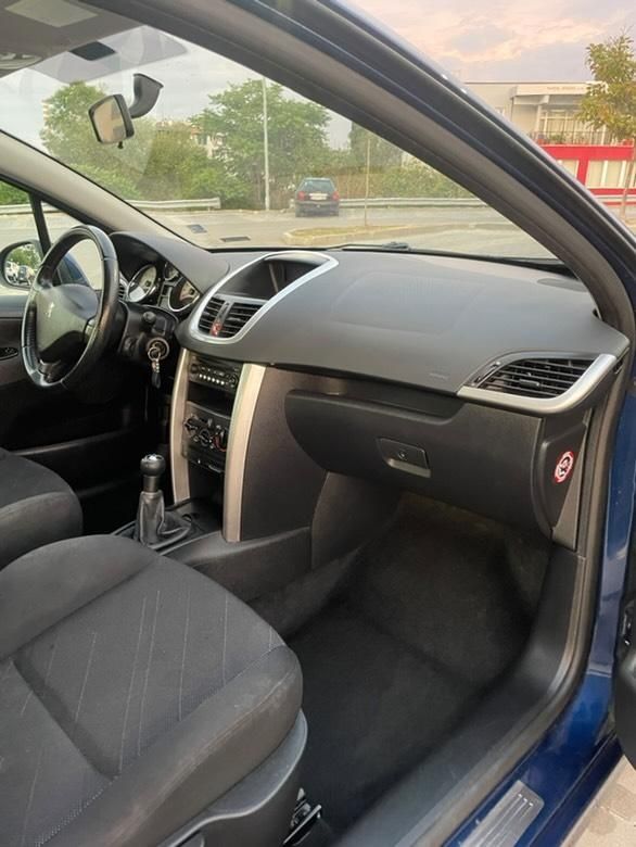Автомобил Peugeot 207
